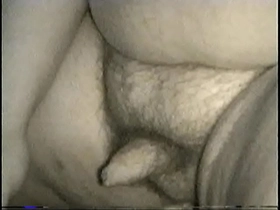 Gordo bisexual masturbandose con pene chico y eyaculacion